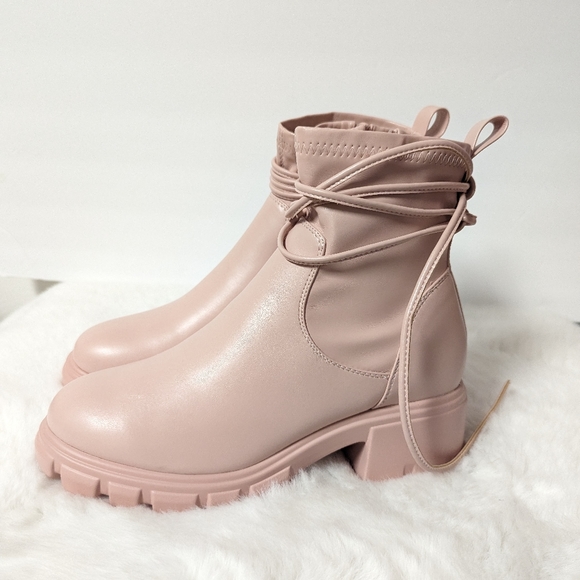 ShoeDazzle Women Size 9 Light Pink Lug Sole Side Zip Booties - Picture 2 of 11
